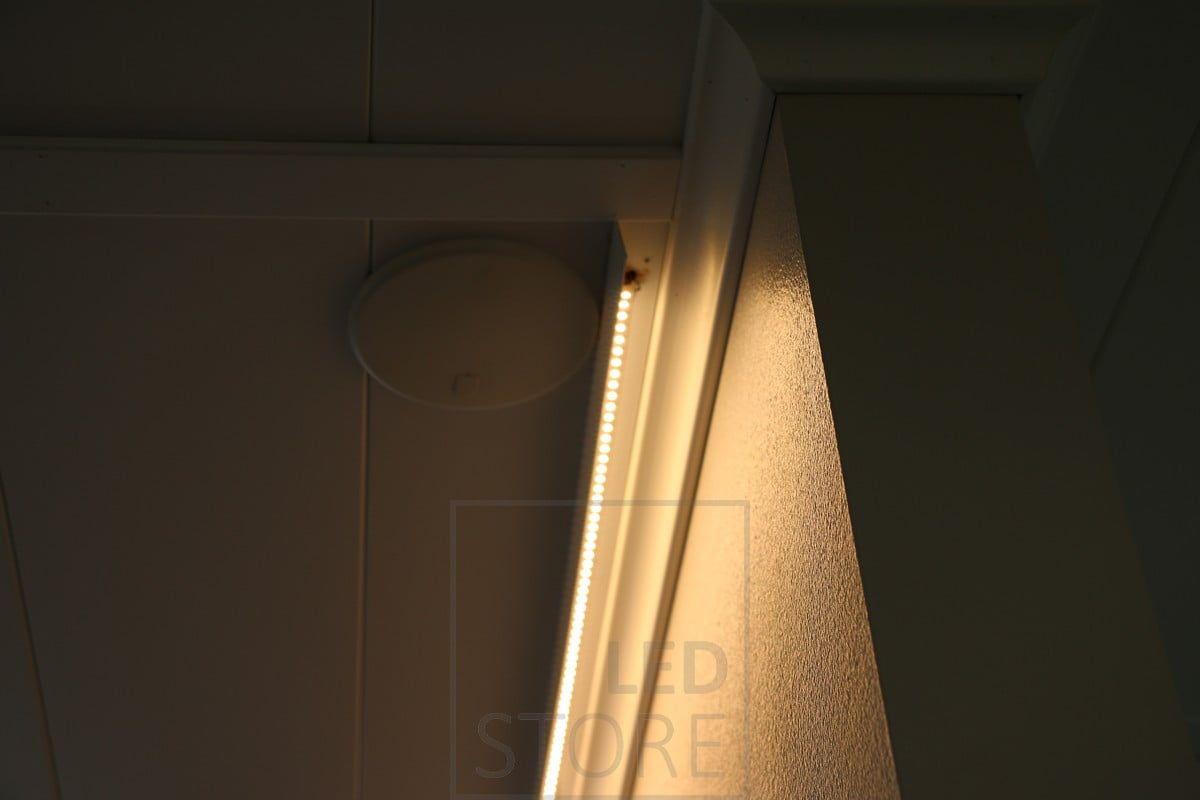 Led nauha L-listassa luomassa epäsuoraa valoa